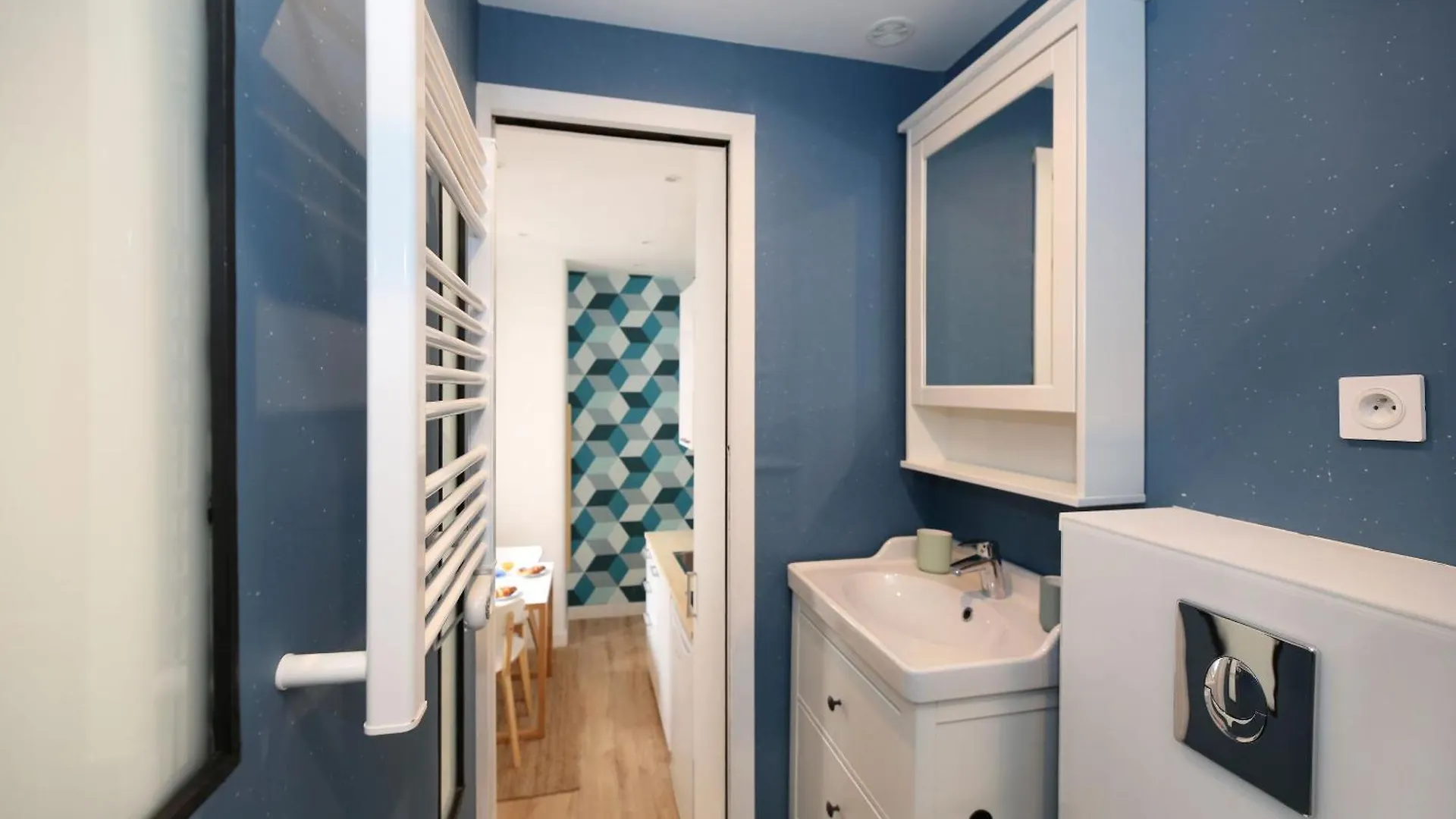 Studio Atypique Refait A Neuf - Paris 10 - 2P Apartment 0*,  France
